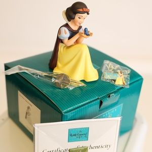Walt Disney Classics Snow White w/ Limited Ed Pin